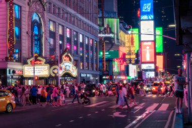 New York City, ABD - 9 Ağustos 2019: İnsanlar ve turistler Manhattan 'da bir yaz gecesi boyunca Time Square' in ışıkları ve gökdelenleri arasında gezinirler