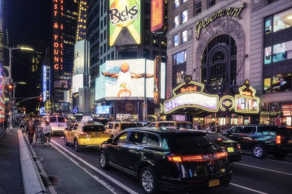 Nova Iorque Eua Agosto 2019 Pessoas Turistas Passeiam Entre Luzes — Fotografia de Stock