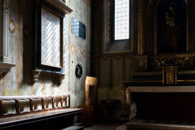 Parma, İtalya-3 Nisan 2022: Parma katedralinin içi ve güzel freskleri.