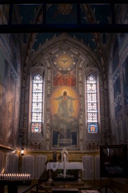 Parma, İtalya-3 Nisan 2022: Parma katedralinin içi ve güzel freskleri.