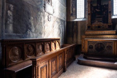 Parma, İtalya-3 Nisan 2022: Parma katedralinin içi ve güzel freskleri.