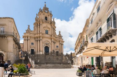 Ragusa, İtalya-8 Mayıs 2022: Güneşli bir günde Katedral meydanındaki San Giorgio katedralinin manzarası