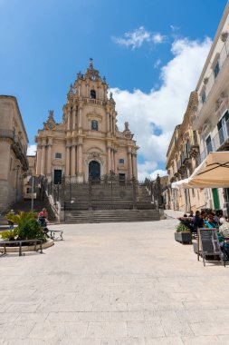 Ragusa, İtalya-8 Mayıs 2022: Güneşli bir günde Katedral meydanındaki San Giorgio katedralinin manzarası