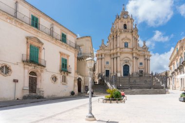 Ragusa, İtalya-8 Mayıs 2022: Güneşli bir günde Katedral meydanındaki San Giorgio katedralinin manzarası