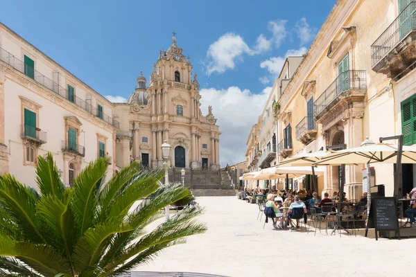 Ragusa, İtalya-8 Mayıs 2022: Güneşli bir günde Katedral meydanındaki San Giorgio katedralinin manzarası