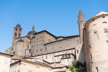 Urbino, İtalya - 27 Nisan 2019: Güneşli bir günde antik Urbino sokaklarında yürümek
