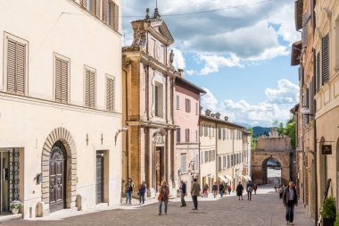 Urbino, İtalya - 27 Nisan 2019: Güneşli bir günde antik Urbino sokaklarında yürümek