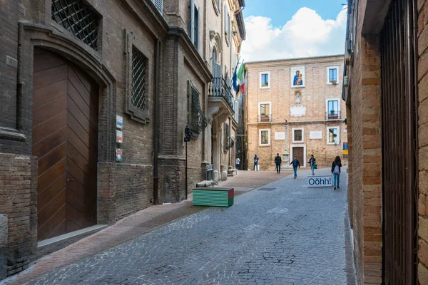 ウルビーノ イタリア 2019年4月27日 晴れた日にウルビーノの古代の通りを歩く — ストック写真