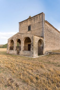 Navelli, İtalya-Ağustos 9, 2021: Güneşli bir günde Madonna del Campo Kilisesi 'nin açık kırsaldaki manzarası