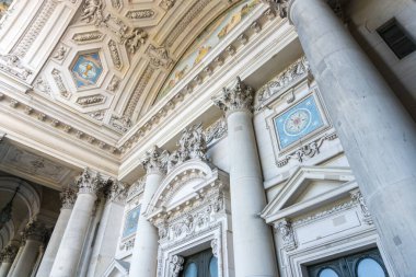 Berlin, Almanya-Ağustos 9, 2022: Güneşli bir günde Berlin katedralinin girişindeki sütunların detayları