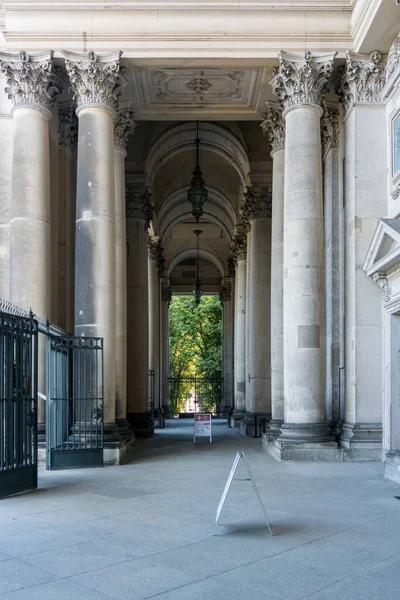 2022年8月9日 德国柏林 阳光灿烂的柏林大教堂入口处的柱廊细节 — 图库照片