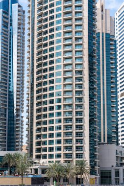 Dubai, Birleşik Arap Emirlikleri - 12 Mart 2023: Güneşli bir günde Dubai Marina 'da yürürken Dubai gökdelenlerinin manzarası