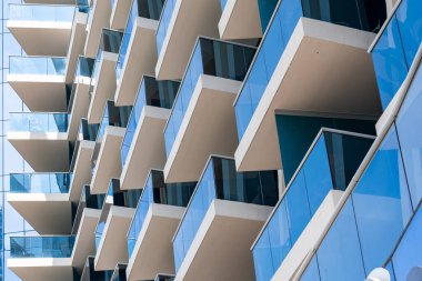 Dubai, Birleşik Arap Emirlikleri - 12 Mart 2023: özellikle Dubai gökdelenleri güneşli bir günde Dubai Marina 'da yürürken