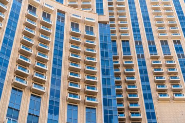 Dubai, Birleşik Arap Emirlikleri - 12 Mart 2023: özellikle Dubai gökdelenleri güneşli bir günde Dubai Marina 'da yürürken