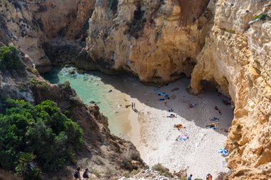 Algarve, Portekiz-Ağustos 15, 2017: güneşli bir günde Portekiz 'in Algarve sahilindeki insanlar