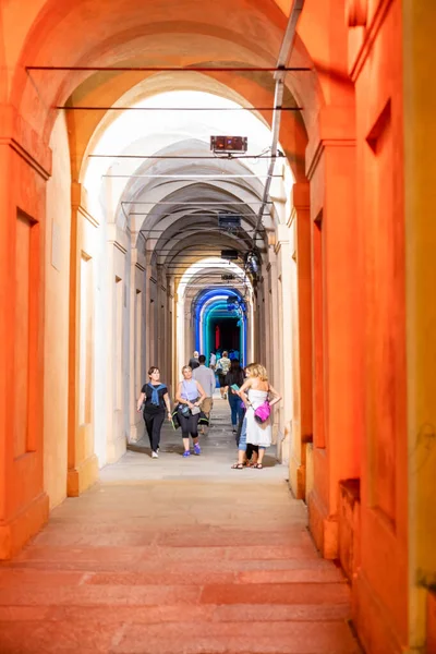 Bologna Italië Juni 2023 Mensen Wandelen Nachts Onder Arcades Die — Stockfoto