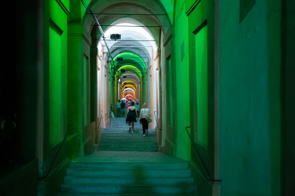 Bolonia Italia Junio 2023 Gente Pasea Por Noche Bajo Las — Foto de Stock