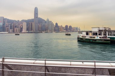 Hong Kong, 25 Mart 2019: Bulutlu bir günde Victoria Limanı 'ndaki yıldız bulvarından Hong Kong gökdelenlerinin görüntüsü