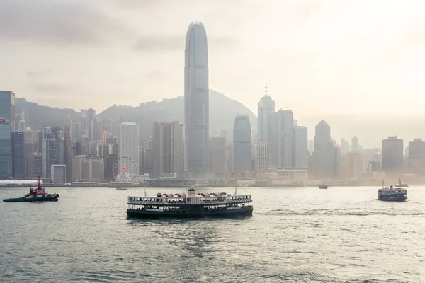 2019年3月25日 乌云密布的维港星光大道上的香港摩天大楼及传统船只 — 图库照片