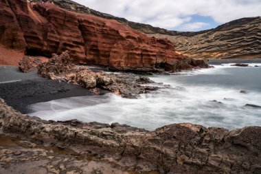 Lanzarote kıyıları Lanzarote durind 'de Charco de los clicos adlı ünlü yeşil tuzlu su gölü yakınlarında bulutlu bir günde