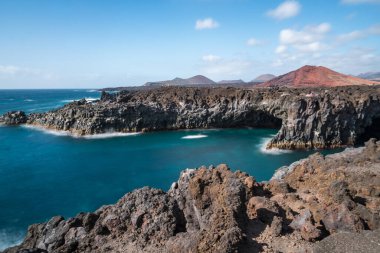 Güneşli bir günde Lanzarote 'nin Los Hervideros adlı kıyılarının manzarası
