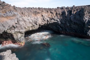 Güneşli bir günde Lanzarote 'nin Los Hervideros adlı kıyılarının manzarası