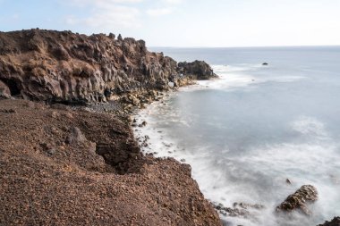 Güneşli bir günde Lanzarote 'nin Los Hervideros adlı kıyılarının manzarası