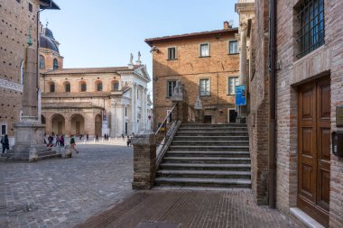 Urbino, İtalya - 27 Nisan 2019: Güneşli bir günde antik Urbino sokaklarında yürümek