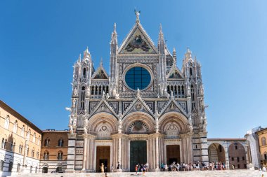 Siena, İtalya-Ağustos 10, 2020: Güneşli bir günde pek çok turistin Siena Katedrali 'nin manzarası