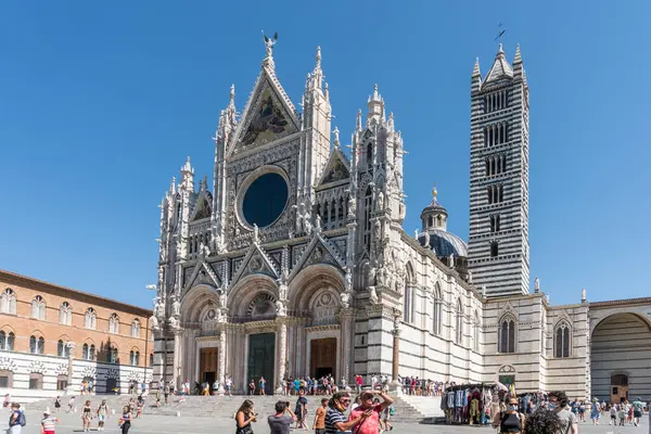 Siena, İtalya-Ağustos 10, 2020: Güneşli bir günde pek çok turistin Siena Katedrali 'nin manzarası