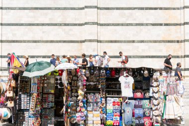 Siena, İtalya-Ağustos 10, 2020: Bir yaz günü Siena 'daki birçok hediyelik eşya dükkanından biri