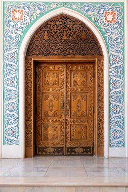 Taşkent, Özbekistan-11 Ağustos 2023: Bir yaz günü Özbekistan 'ın başkenti Taşkent' te bir uygulamalı sanat müzesinin ön kapısı