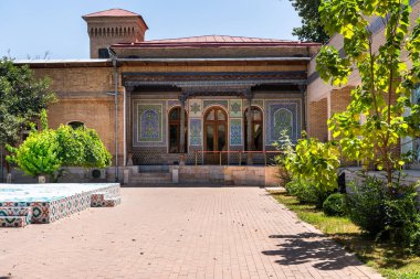 Taşkent, Özbekistan-11 Ağustos 2023: Bir yaz günü Özbekistan 'ın başkenti Taşkent' te bir uygulamalı sanat müzesinin ön kapısı