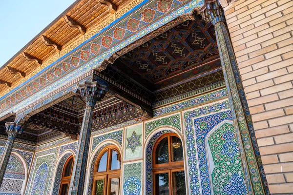 乌兹别克斯坦塔什干 2023年8月11日 夏季乌兹别克斯坦首都塔什干应用艺术博物馆装饰柱子天花板 — 图库照片