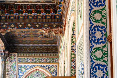 Taşkent, Özbekistan-Ağustos 11, 2023: Bir yaz günü Özbekistan 'ın başkenti olan Taşkent' te bir uygulamalı sanat müzesinin sütunlarıyla tavan
