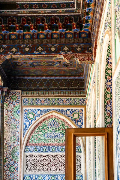 Taszkent Uzbekistan Sierpień 2023 Sufit Ozdobionymi Kolumnami Muzeum Sztuki Użytkowej — Zdjęcie stockowe