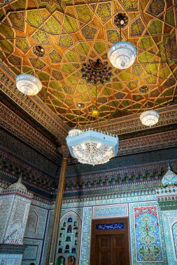 Taşkent, Özbekistan-Ağustos 11, 2023: Bir yaz günü Özbekistan 'ın başkenti olan Taşkent' te bir uygulamalı sanat müzesinin sütunlarıyla tavan