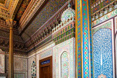 Taşkent, Özbekistan-Ağustos 11, 2023: Bir yaz günü Özbekistan 'ın başkenti olan Taşkent' te bir uygulamalı sanat müzesinin sütunlarıyla tavan