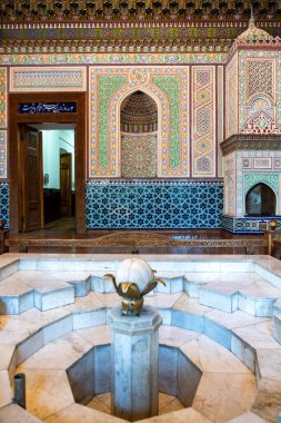 Taşkent, Özbekistan-Ağustos 11, 2023: Özbekistan 'ın başkenti Taşkent' te bir uygulamalı sanat müzesinde iç mekan dekore edildi.