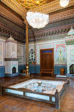 Taşkent, Özbekistan-Ağustos 11, 2023: Özbekistan 'ın başkenti Taşkent' te bir uygulamalı sanat müzesinde iç mekan dekore edildi.