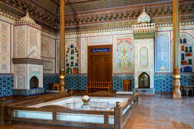 Taşkent, Özbekistan-Ağustos 11, 2023: Özbekistan 'ın başkenti Taşkent' te bir uygulamalı sanat müzesinde iç mekan dekore edildi.