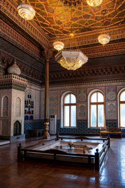 Taşkent, Özbekistan-Ağustos 11, 2023: Özbekistan 'ın başkenti Taşkent' te bir uygulamalı sanat müzesinde iç mekan dekore edildi.