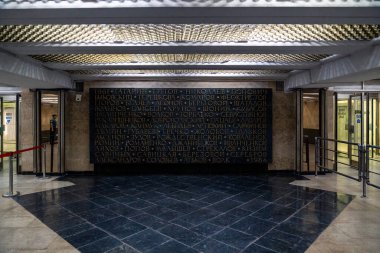 Taşkent, Özbekistan-Ağustos 11, 2023: Taşkent 'teki Kozmonotlar adlı metro istasyonunun içinde