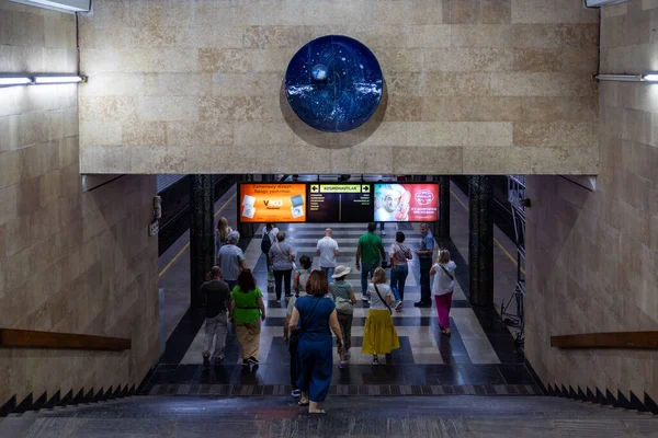 Tashkent Uzbequistão Agosto 2023 Pessoas Dentro Estação Metro Chamada Cosmonautas Imagens De Bancos De Imagens Sem Royalties