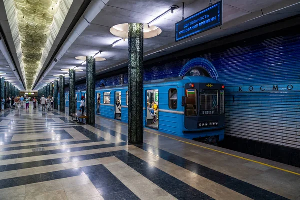 우즈베키스탄 타슈켄트 2023년 11일 타슈켄트의 코스모나츠라고 불리는 지하철역 사람들 스톡 이미지