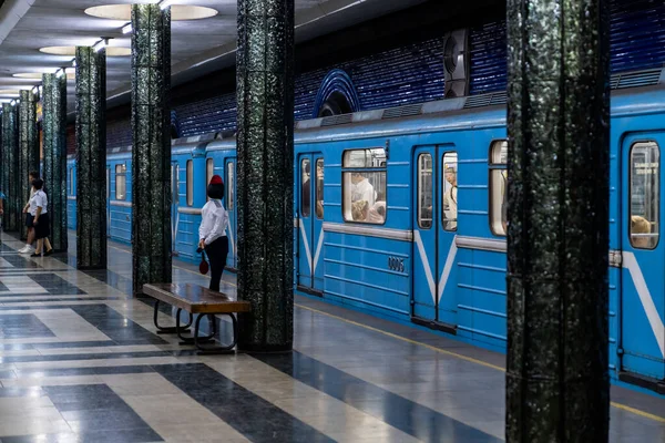Taškent Uzbekistán Srpen 2023 Lidé Uvnitř Stanice Metra Zvané Kosmonauti — Stock fotografie