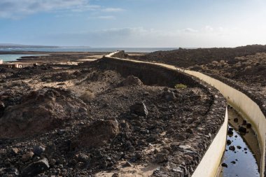 Güneşli bir günde Lanzarote 'deki Salinas de Janubio manzarası