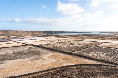 Güneşli bir günde Lanzarote 'deki Salinas de Janubio manzarası