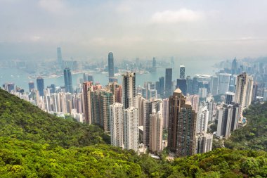 Hong Kong, 26 Mart 2019, gökdelenler, Victoria Limanı ve Hong Kong Körfezi panoraması sisli bir günde Hong Kong adasındaki Victoria Peak Park 'tan alındı.