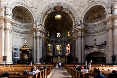 Berlin, Almanya-Ağustos 9, 2022: İnsanlar Berlin 'in ünlü katedralini ziyaret ediyor..